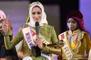 Девушка из Туниса стала «Королевой исламской красоты» 