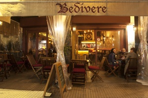 Ливанское кафе дает скидки клиентам, отказавшимся от мобильных устройств