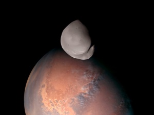 Эмиратский зонд «Аль-Амаль» сделал первые снимки спутника Марса 