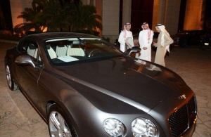 Саудовский актер подарил сироте свой Bentley