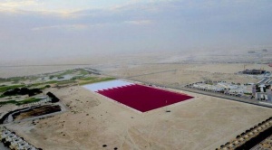 Катар в книге рекордов Гиннеса с гигантским национальным флагом 
