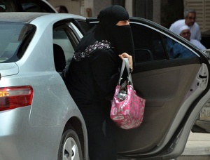 Акция в поддержку многоженства в ответ на требования саудовских женщин  снять запрет на управление автомобилем 