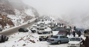 Жители Саудовской Аравии празднуют выпадение снега 
