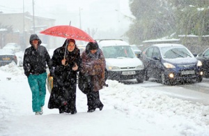 Снегопад парализовал движение автотранспорта в некоторых районах Алжира 