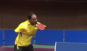 Видео: Безрукий египтянин ловко играет в настольный теннис 