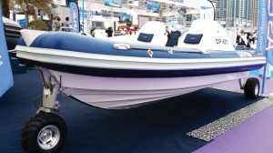 Эмиратская компания презентовала первую в мире лодку-амфибию доступную для личного пользования