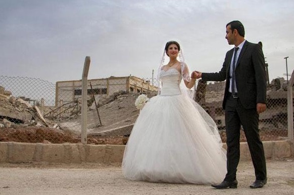 Первый светский брак в сирийском Кобани под звуки бомбежки