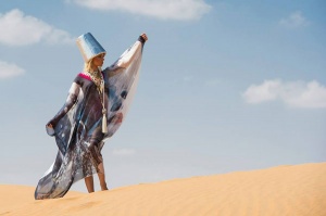 Стихия ветра и манящий покой пустыни в новой коллекции абай от Амаль Азхари 