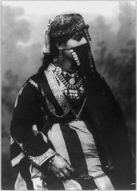 Египетская женщина в традиционном наряде