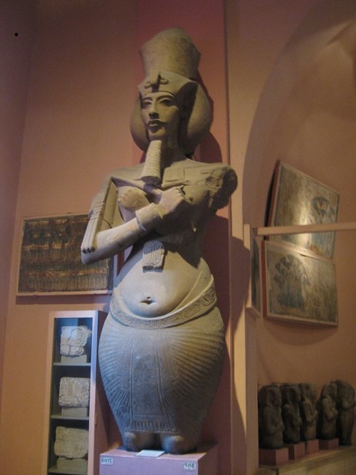Памятник Эхнатону в Египетском музее в Каире