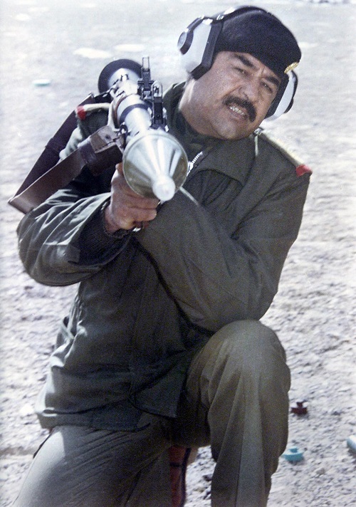 Фотография, опубликованная официальным иракским информационным агентством (INA) 15 августа 2001 года, на которой изображен президент Саддам Хусейн с гранатометом во время ирано-иракской войны (1980-1988 годы).
