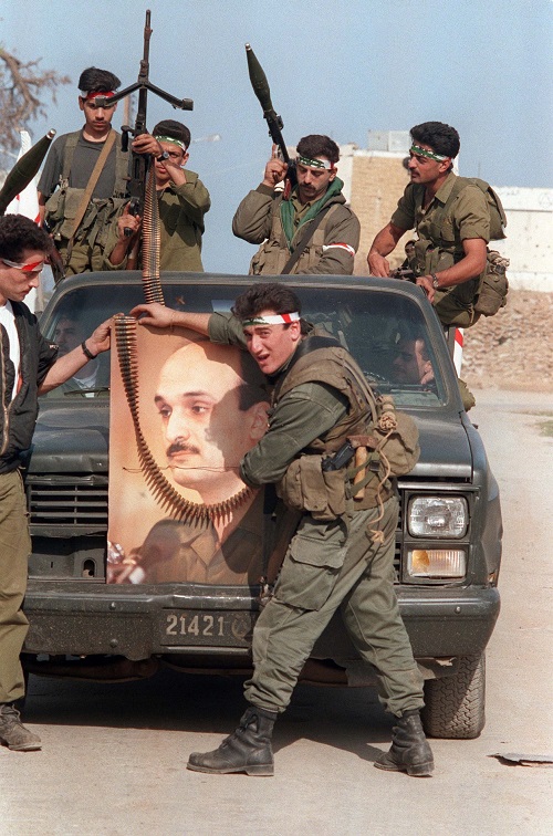 Бойцы «Ливанских сил» украшают свой транспорт плакатом с изображением своего лидера Самира Джааджаа, готовясь покинуть свои позиции в Восточном Бейруте. 24 ноября 1990 года