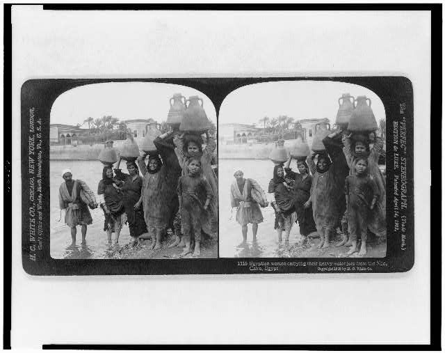 Египетские женщины несут глиняные сосуды, наполненные водой из реки Нил, Каир, 1908 год