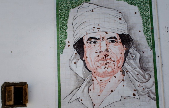 Расстрелянная мозаика с изображением Каддафи
